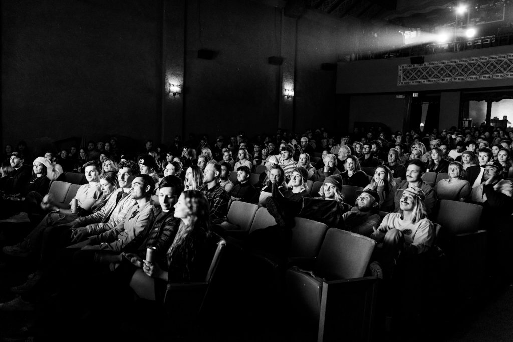 “Weapons” Domina as Bilheterias e Desafia as Convenções do Suspense